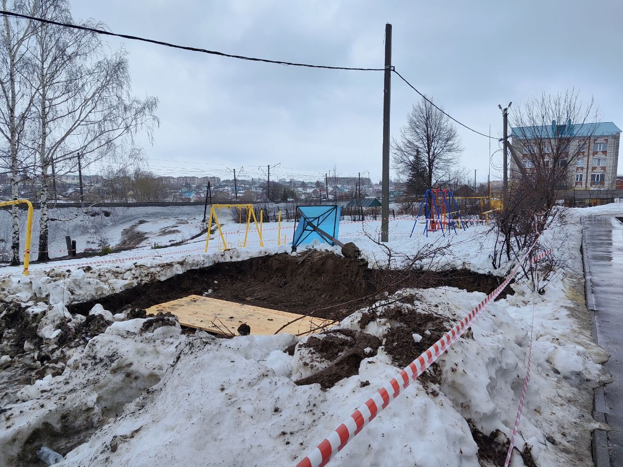 Кукмарада балалар уен мәйданчыгында җир убылган