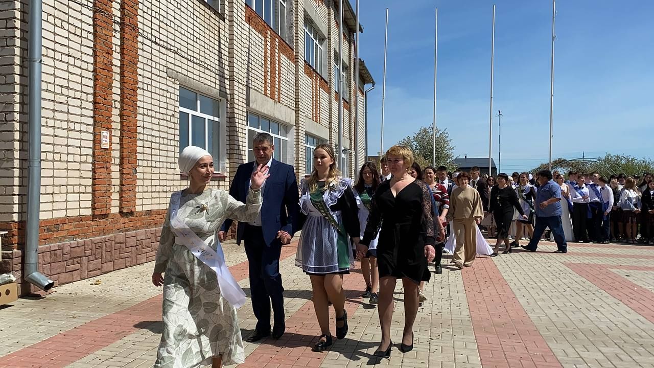 Для выпускников Кукморской средней школы № 4 прозвенел последний звонок