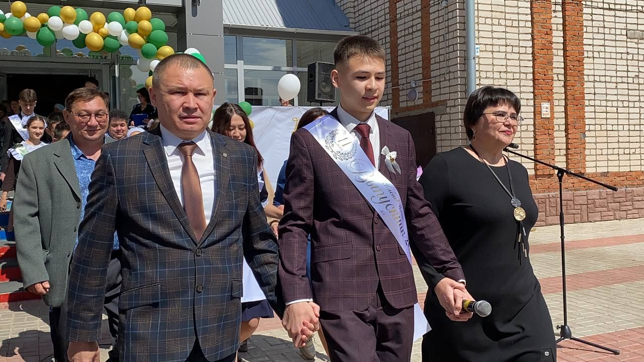 Для выпускников Кукморской средней школы № 4 прозвенел последний звонок