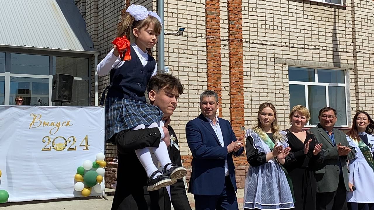 Для выпускников Кукморской средней школы № 4 прозвенел последний звонок