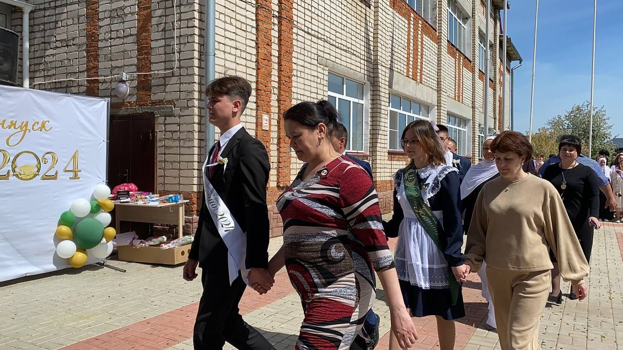 Для выпускников Кукморской средней школы № 4 прозвенел последний звонок