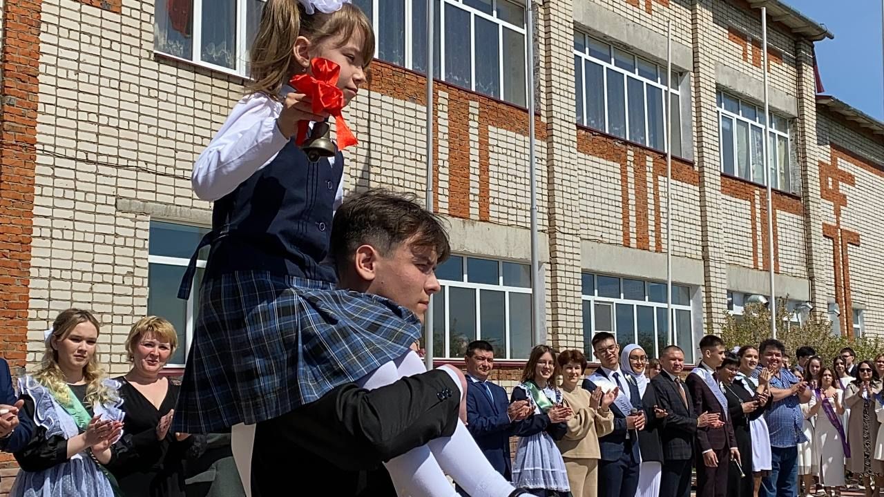 Для выпускников Кукморской средней школы № 4 прозвенел последний звонок