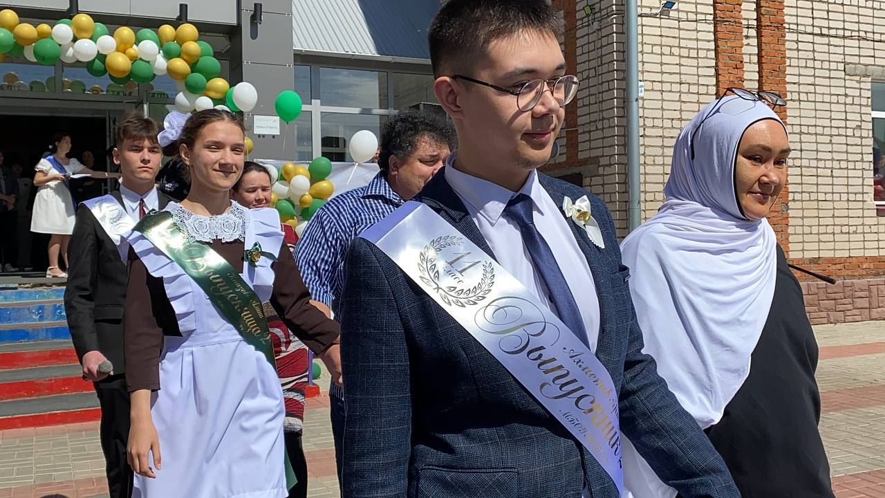 Для выпускников Кукморской средней школы № 4 прозвенел последний звонок