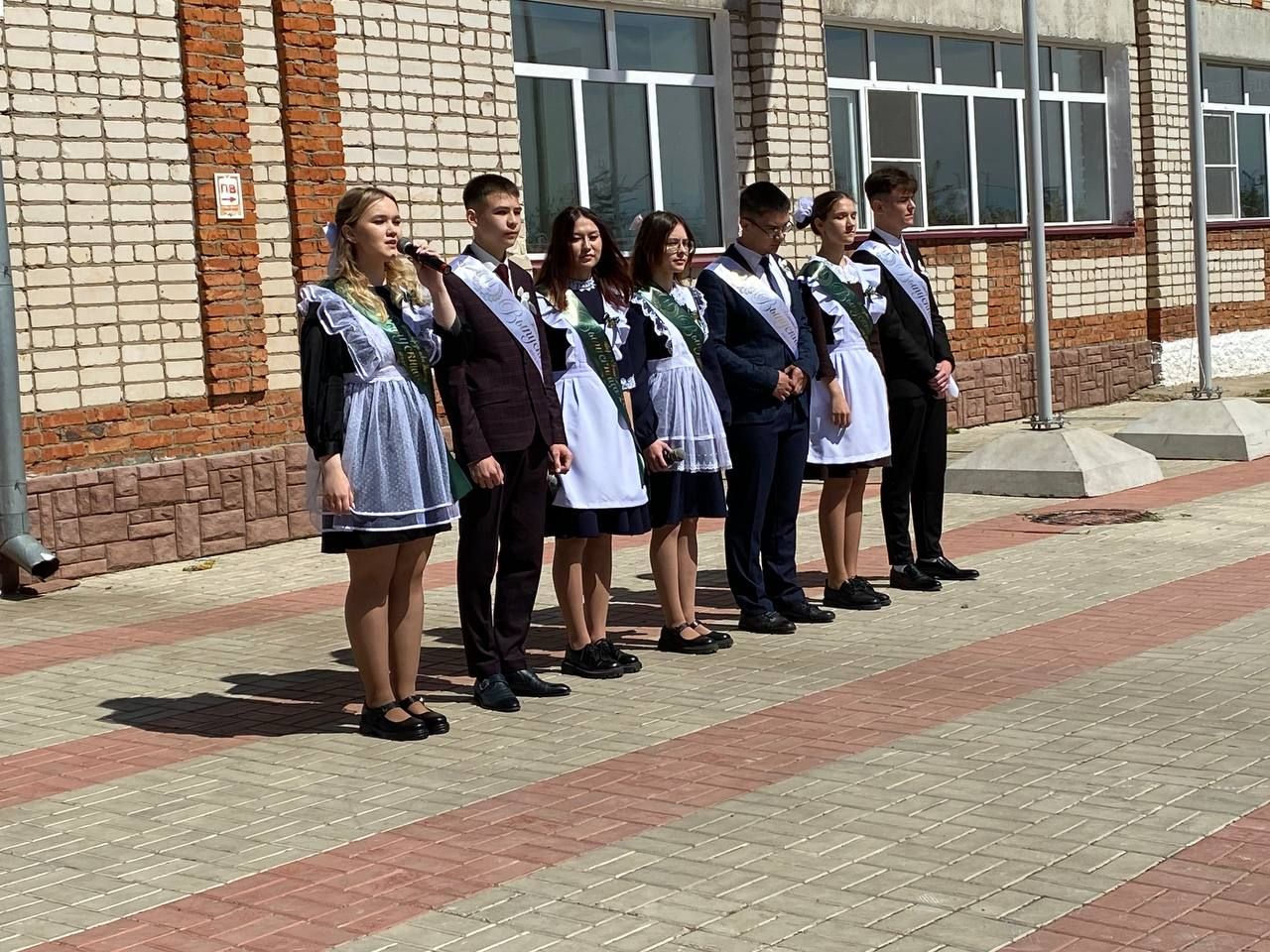 Для выпускников Кукморской средней школы № 4 прозвенел последний звонок