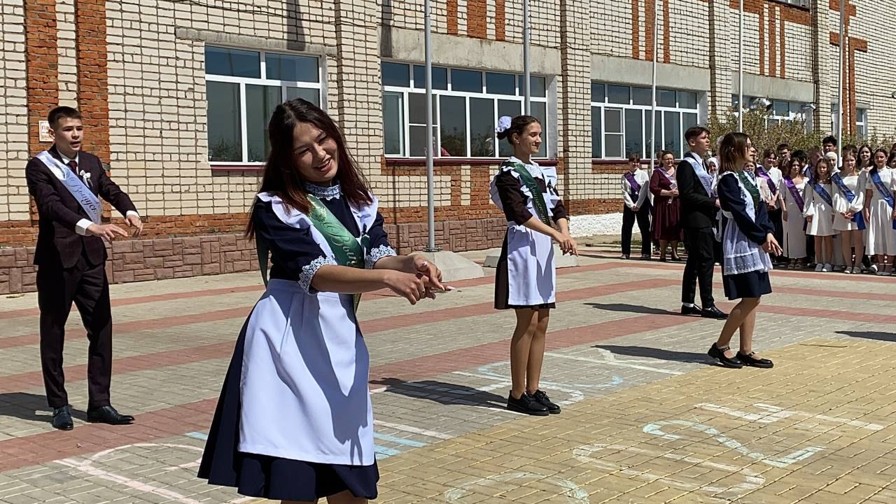 Для выпускников Кукморской средней школы № 4 прозвенел последний звонок