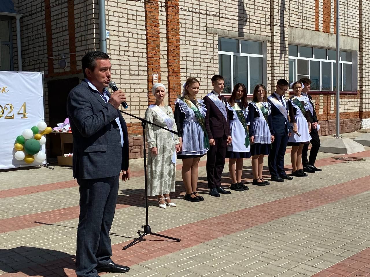 Для выпускников Кукморской средней школы № 4 прозвенел последний звонок