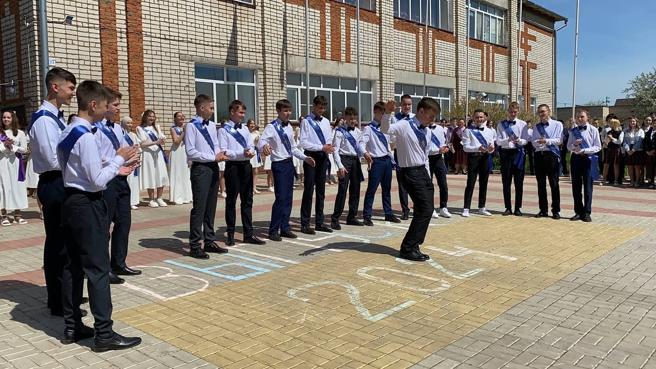 Для выпускников Кукморской средней школы № 4 прозвенел последний звонок