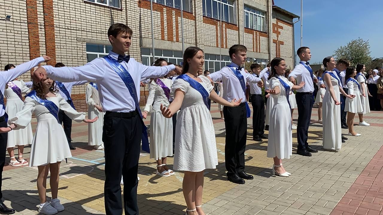Для выпускников Кукморской средней школы № 4 прозвенел последний звонок
