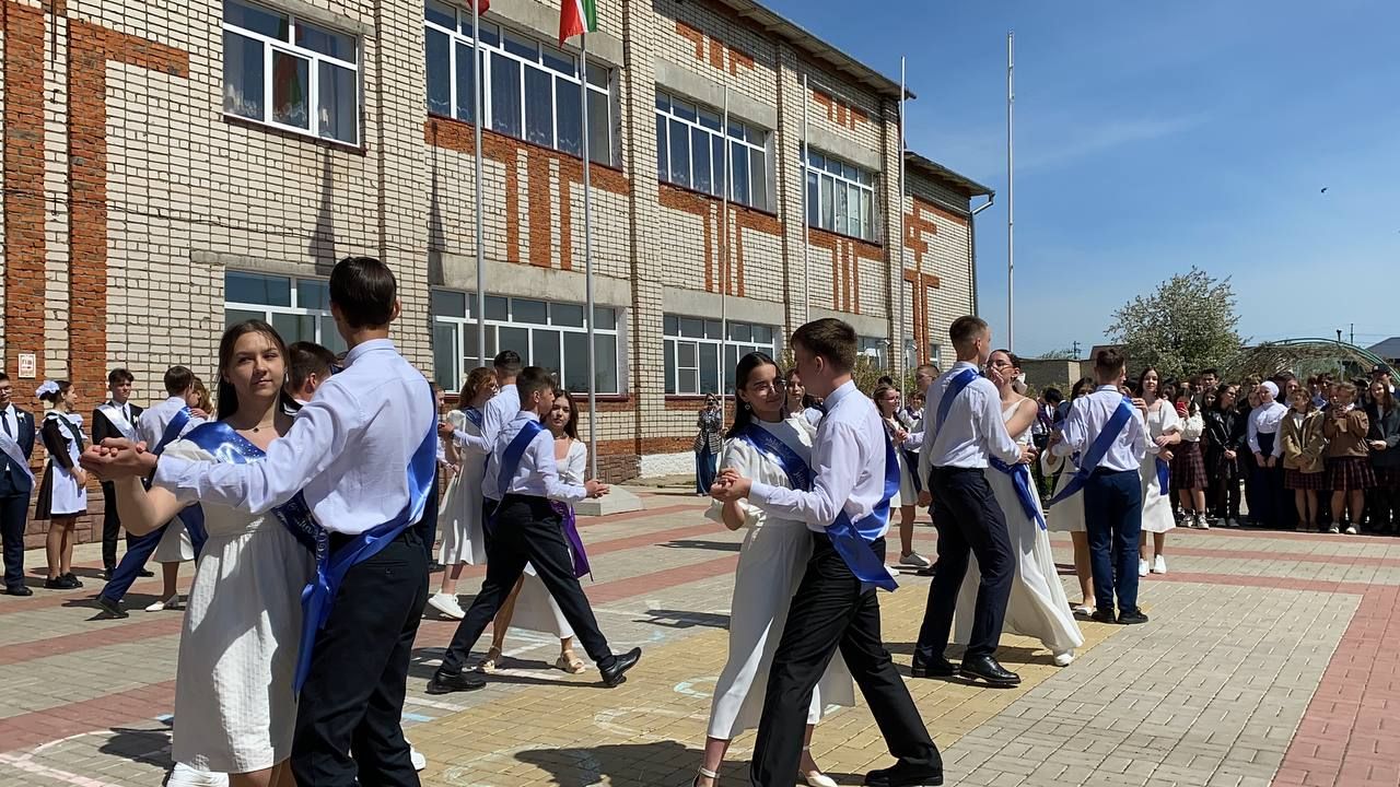 Для выпускников Кукморской средней школы № 4 прозвенел последний звонок
