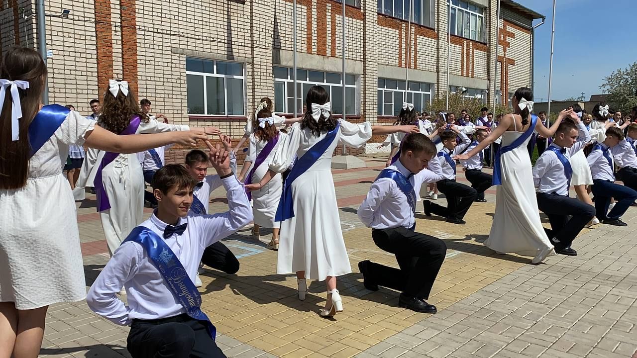 Для выпускников Кукморской средней школы № 4 прозвенел последний звонок