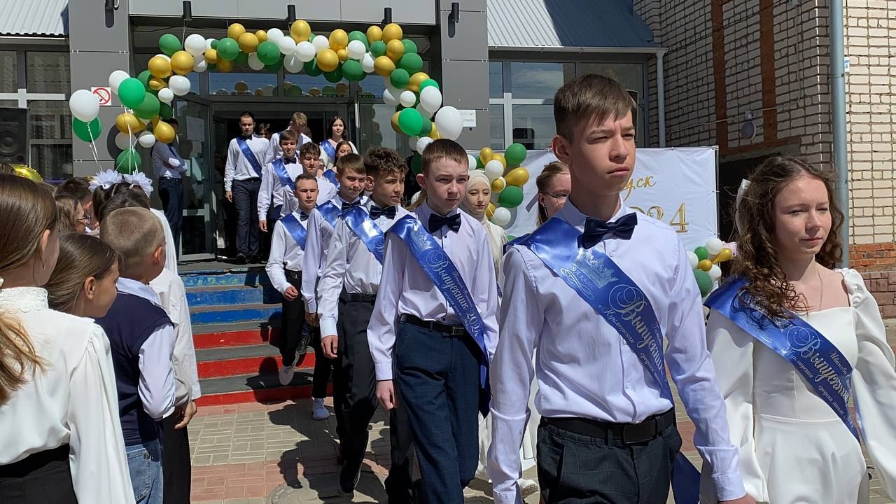 Для выпускников Кукморской средней школы № 4 прозвенел последний звонок