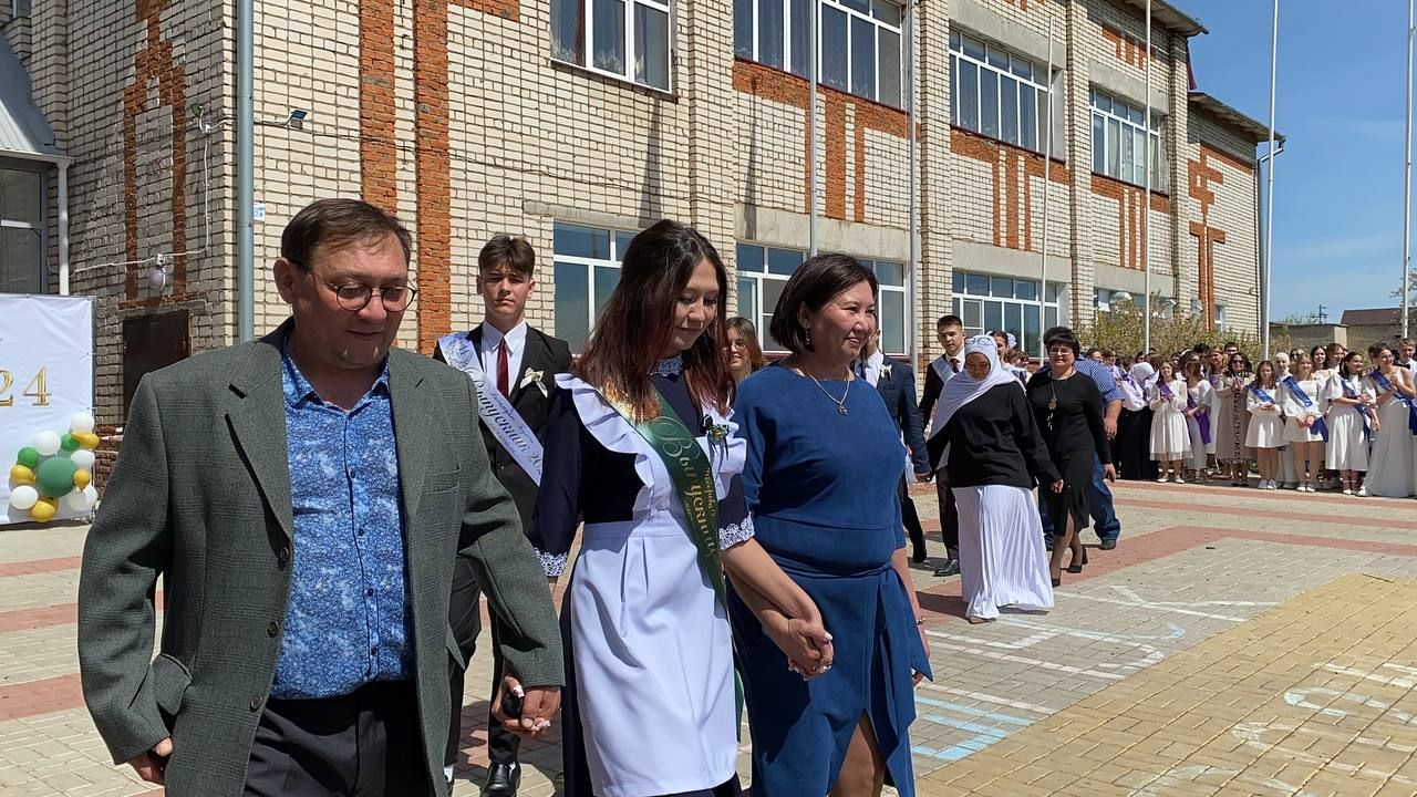 Для выпускников Кукморской средней школы № 4 прозвенел последний звонок
