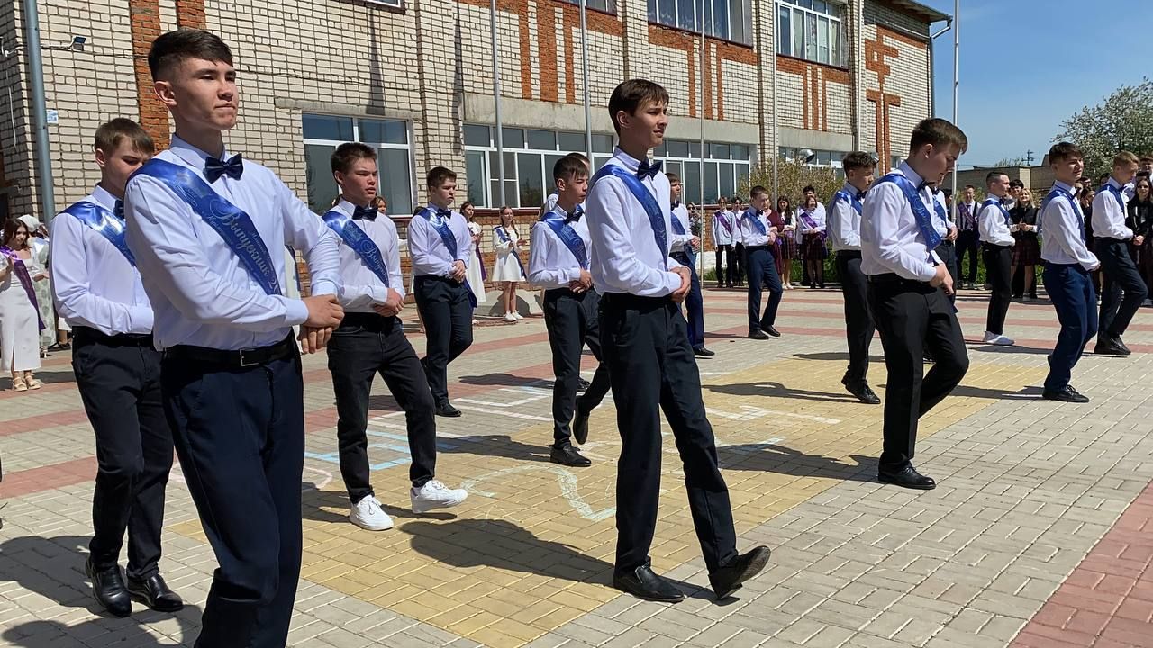 Для выпускников Кукморской средней школы № 4 прозвенел последний звонок