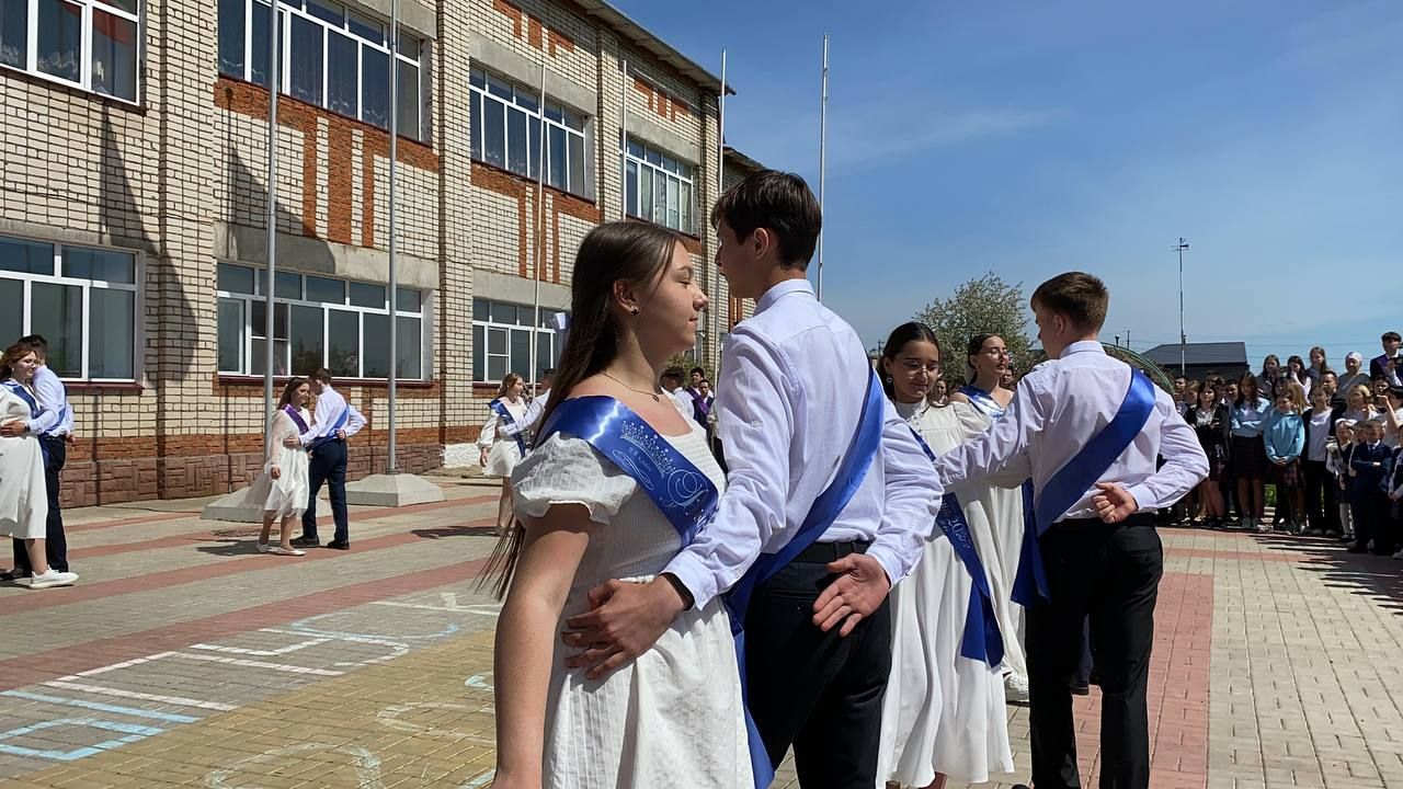 Для выпускников Кукморской средней школы № 4 прозвенел последний звонок