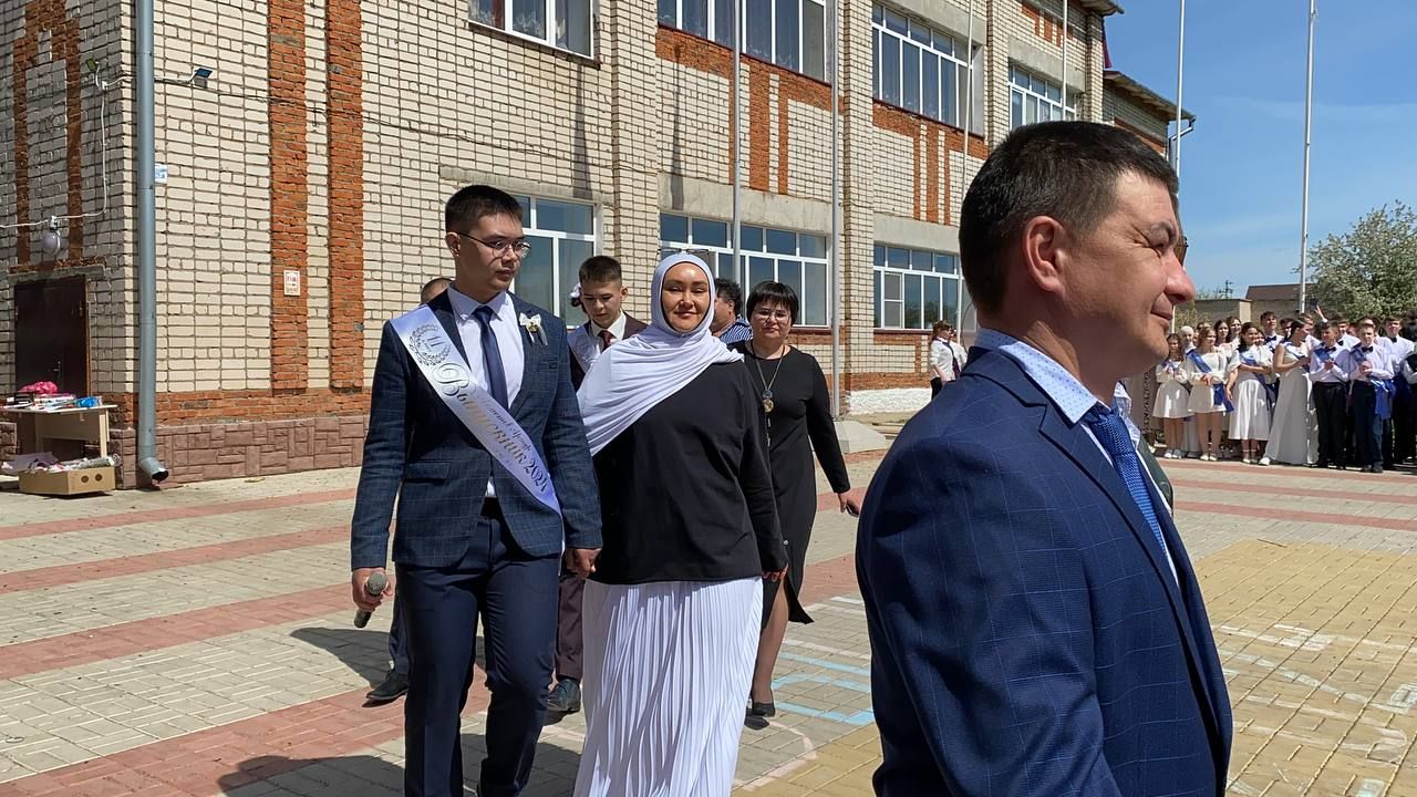 Для выпускников Кукморской средней школы № 4 прозвенел последний звонок