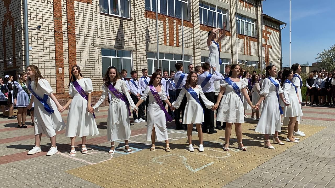 Для выпускников Кукморской средней школы № 4 прозвенел последний звонок