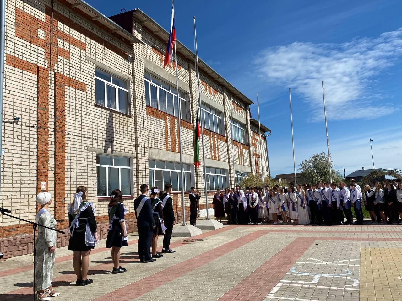 Для выпускников Кукморской средней школы № 4 прозвенел последний звонок