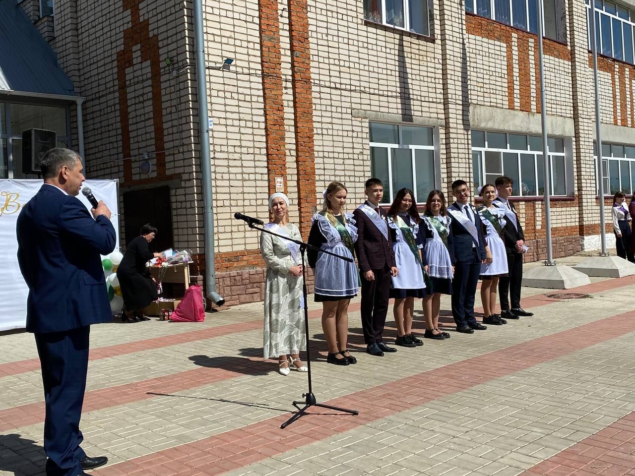 Для выпускников Кукморской средней школы № 4 прозвенел последний звонок