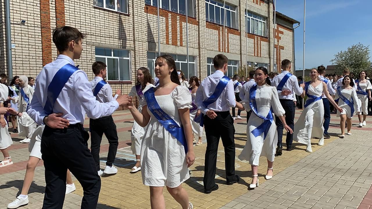 Для выпускников Кукморской средней школы № 4 прозвенел последний звонок