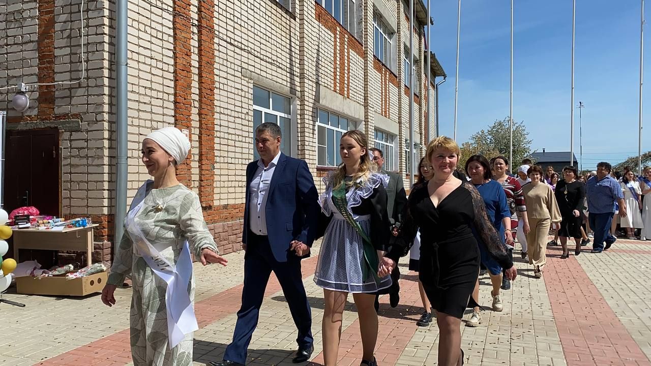 Для выпускников Кукморской средней школы № 4 прозвенел последний звонок