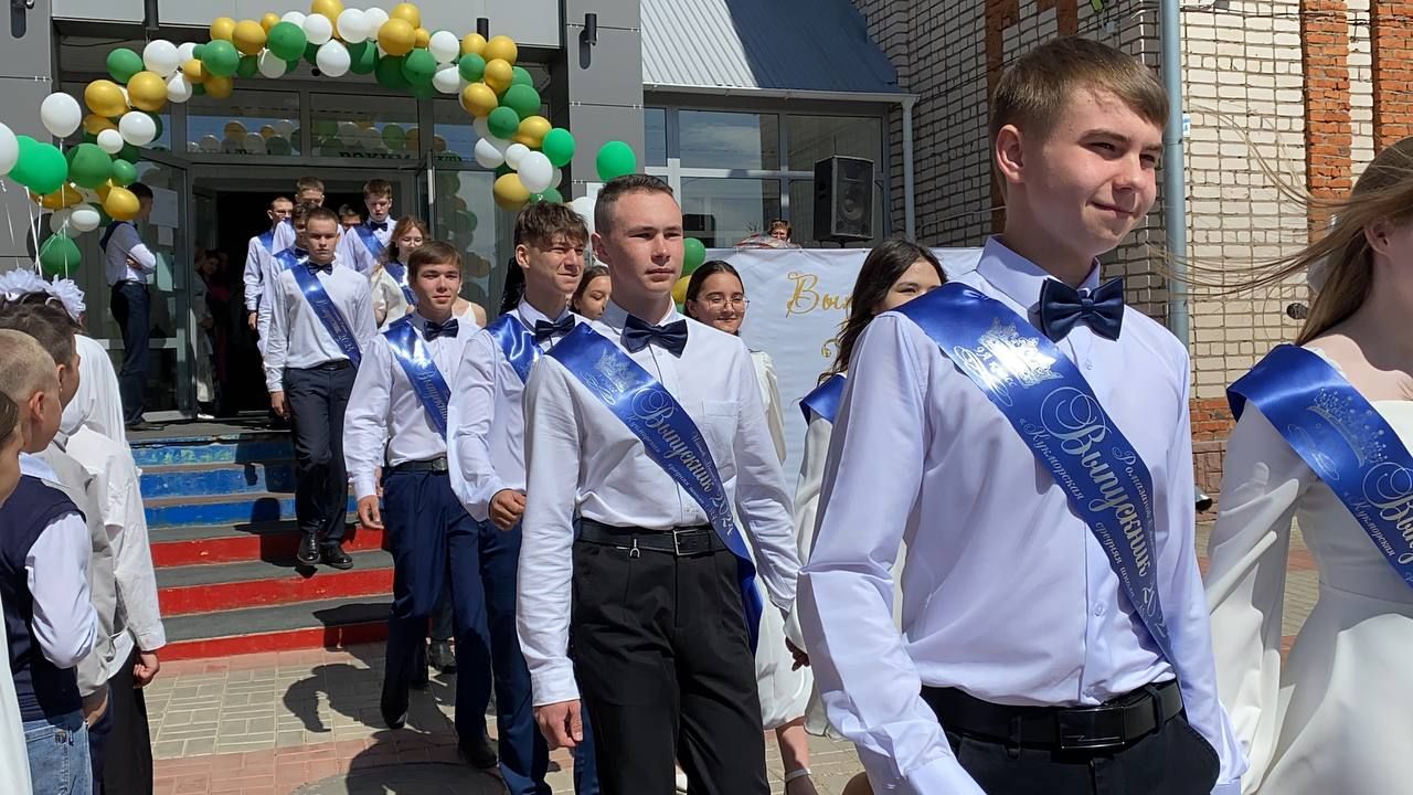Для выпускников Кукморской средней школы № 4 прозвенел последний звонок