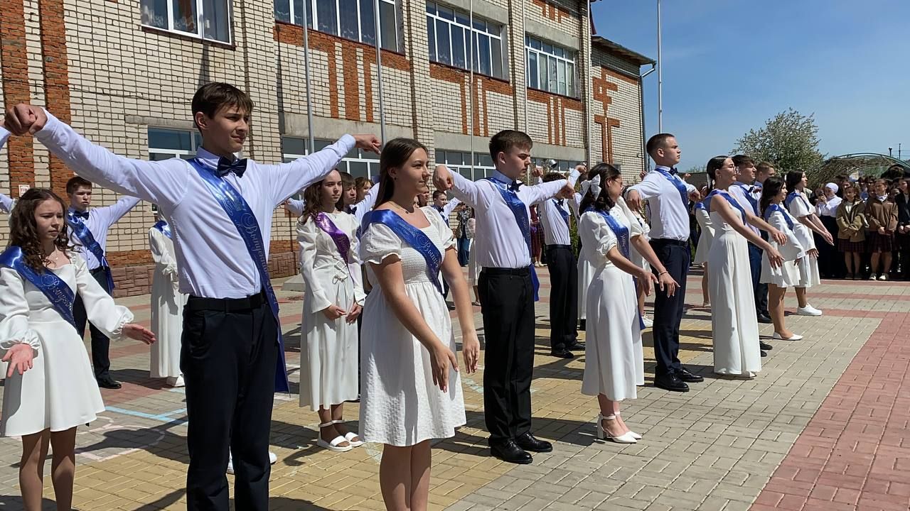 Для выпускников Кукморской средней школы № 4 прозвенел последний звонок