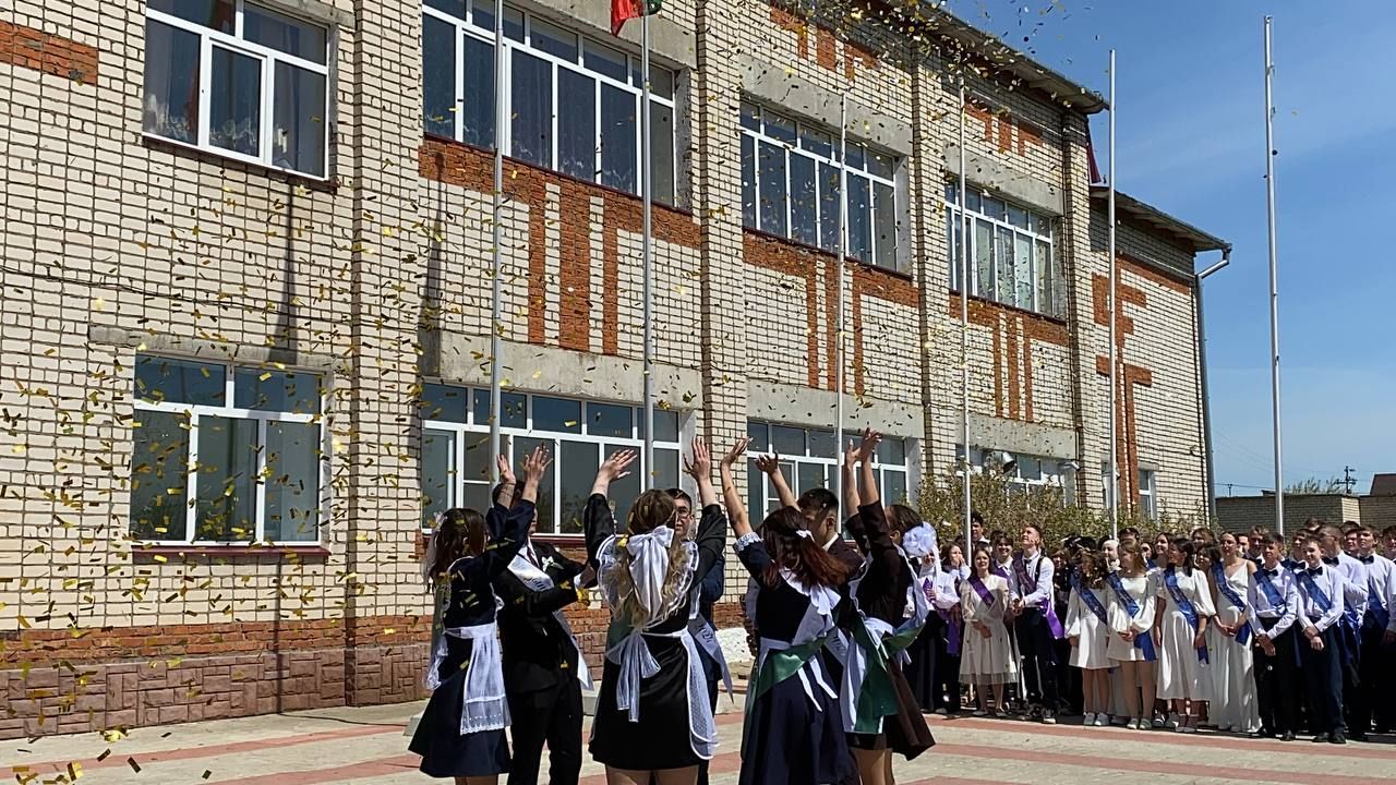 Для выпускников Кукморской средней школы № 4 прозвенел последний звонок
