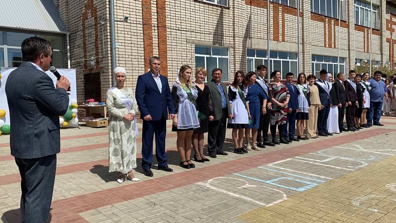 Для выпускников Кукморской средней школы № 4 прозвенел последний звонок