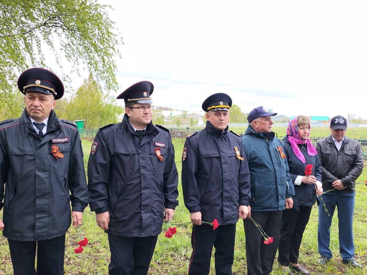 Кукмара районы Манзарас авылы зиратында Советлар Союзы герое Сабир Әхтәмов каберенә чәчәкләр салдылар