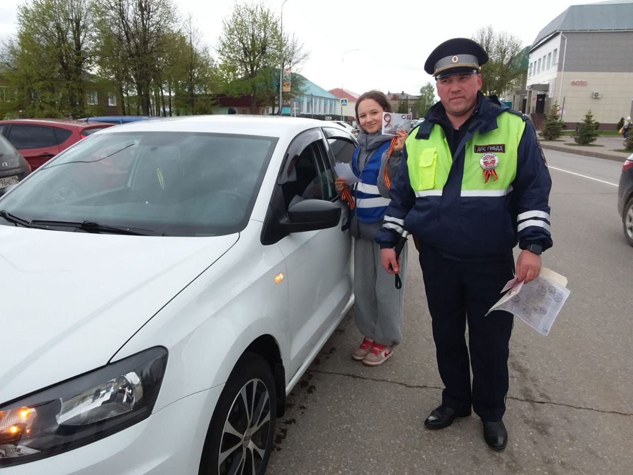 В Кукморе юные активисты раздавали водителям и пешеходам георгиевские ленточки