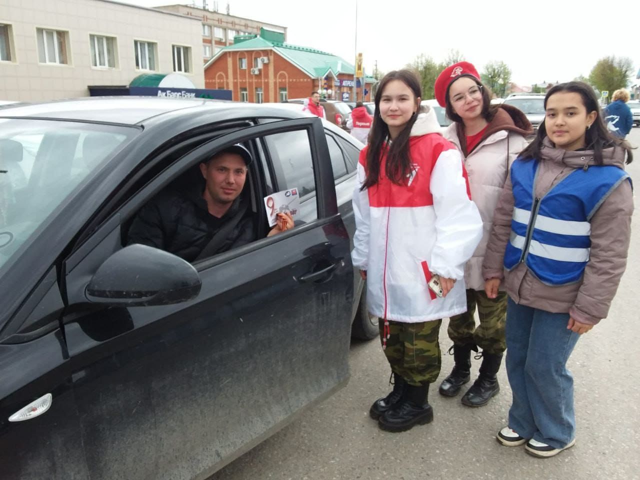 В Кукморе юные активисты раздавали водителям и пешеходам георгиевские ленточки