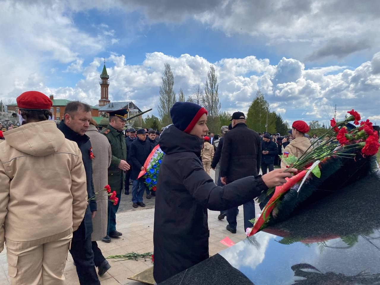 В Парке Победы Кукмора возложили цветы и венки к Вечному огню