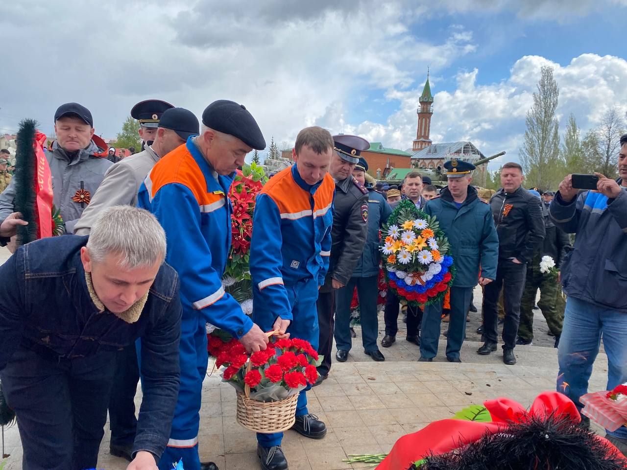 В Парке Победы Кукмора возложили цветы и венки к Вечному огню