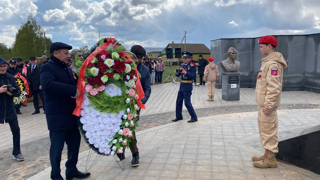 В Парке Победы Кукмора возложили цветы и венки к Вечному огню