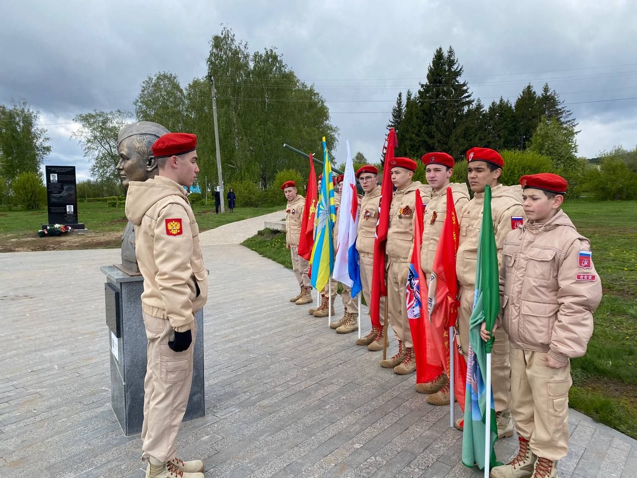 В Парке Победы Кукмора возложили цветы и венки к Вечному огню