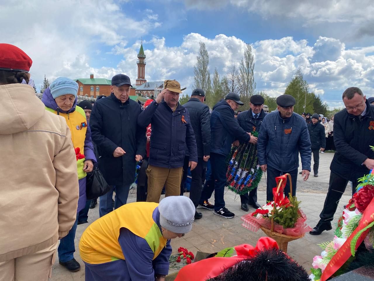 В Парке Победы Кукмора возложили цветы и венки к Вечному огню