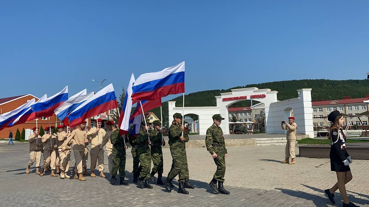 В Кукморе прошло торжественное мероприятие «Флаг России — символ славы» ко Дню Государственного флага России