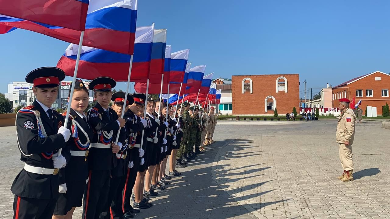 В Кукморе прошло торжественное мероприятие «Флаг России — символ славы» ко Дню Государственного флага России