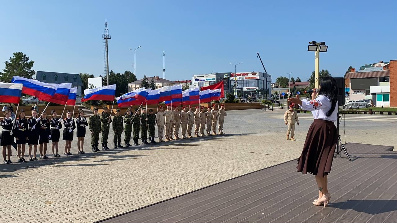 В Кукморе прошло торжественное мероприятие «Флаг России — символ славы» ко Дню Государственного флага России