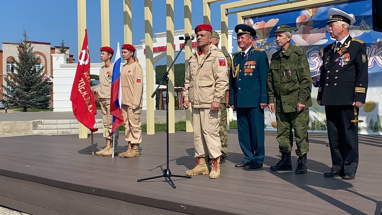 В Кукморе прошло торжественное мероприятие «Флаг России — символ славы» ко Дню Государственного флага России