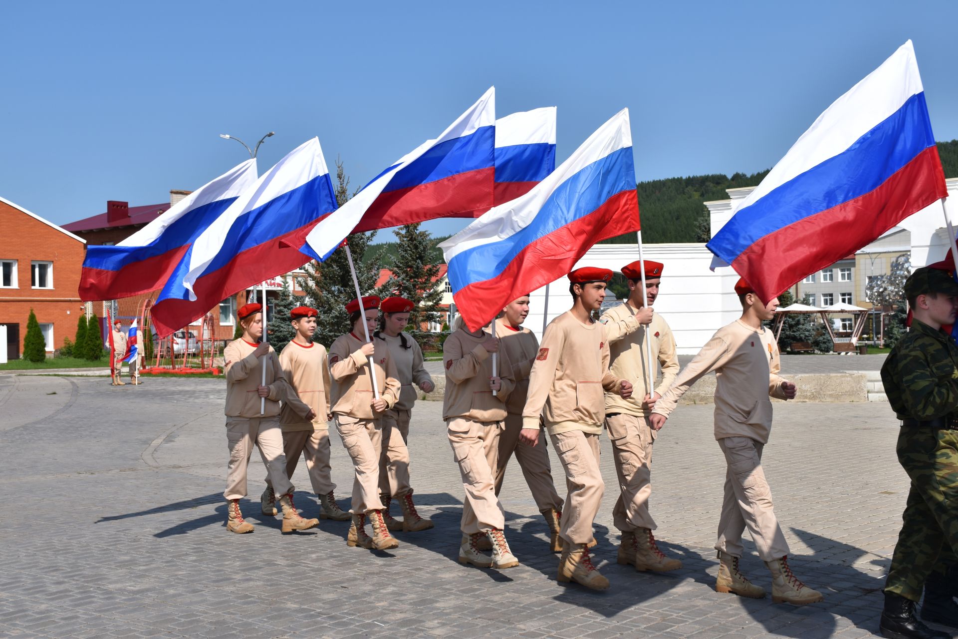 В Кукморе прошло торжественное мероприятие «Флаг России — символ славы» ко Дню Государственного флага России