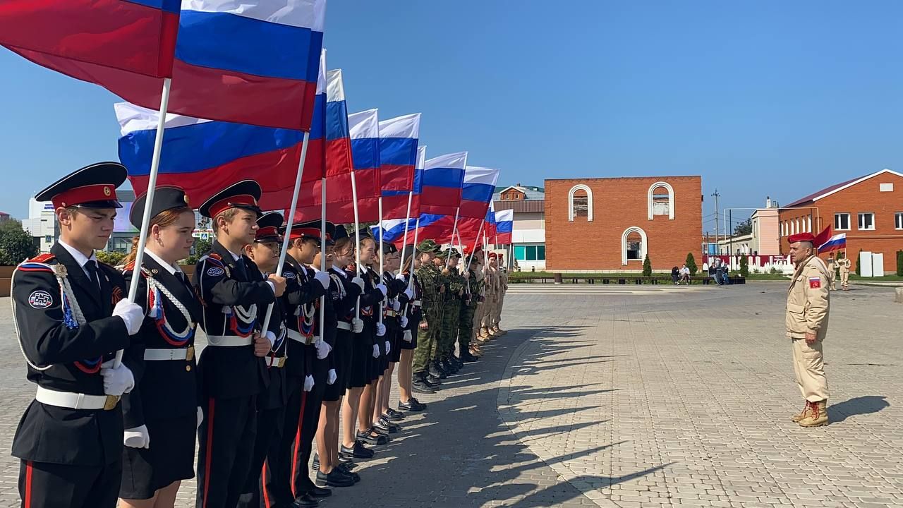 В Кукморе прошло торжественное мероприятие «Флаг России — символ славы» ко Дню Государственного флага России