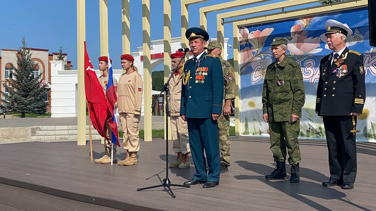 В Кукморе прошло торжественное мероприятие «Флаг России — символ славы» ко Дню Государственного флага России