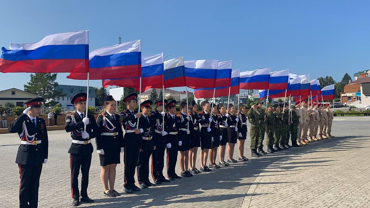 В Кукморе прошло торжественное мероприятие «Флаг России — символ славы» ко Дню Государственного флага России