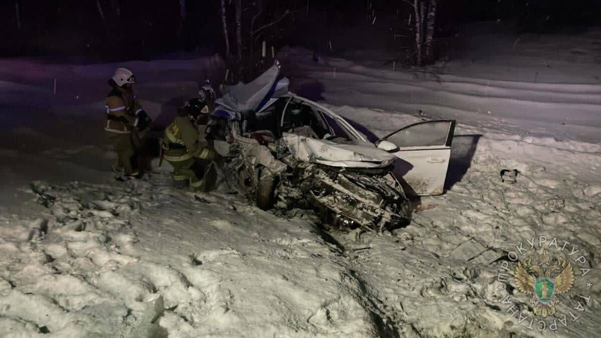 В Татарстане при столкновении легковушки и грузовика погибли два человека