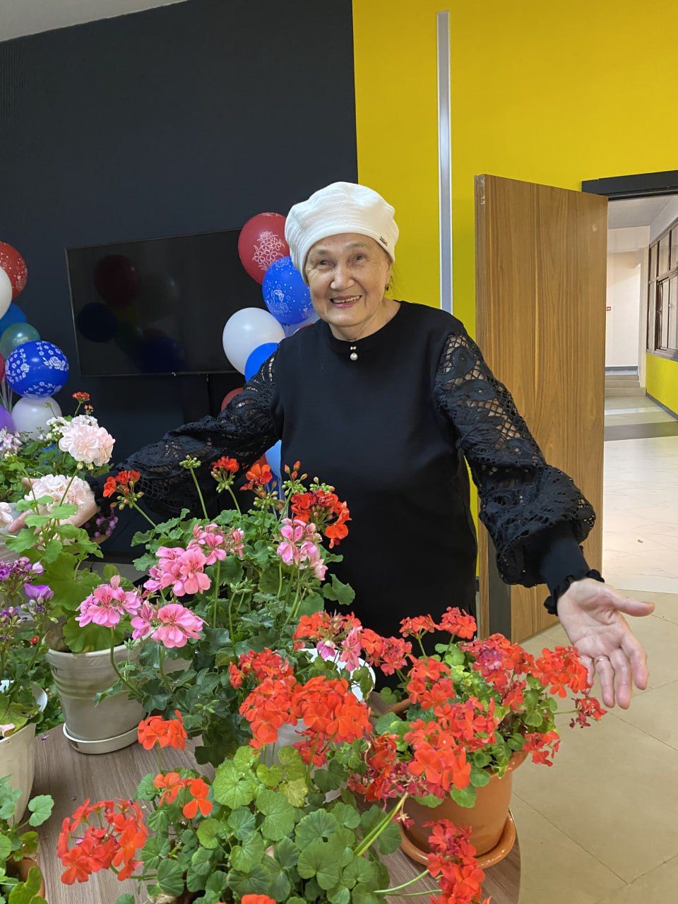 Тәрәз төбем саен яран гөл: Байлангар авылы мәдәният йортында гөл үстерүчеләр җыелды