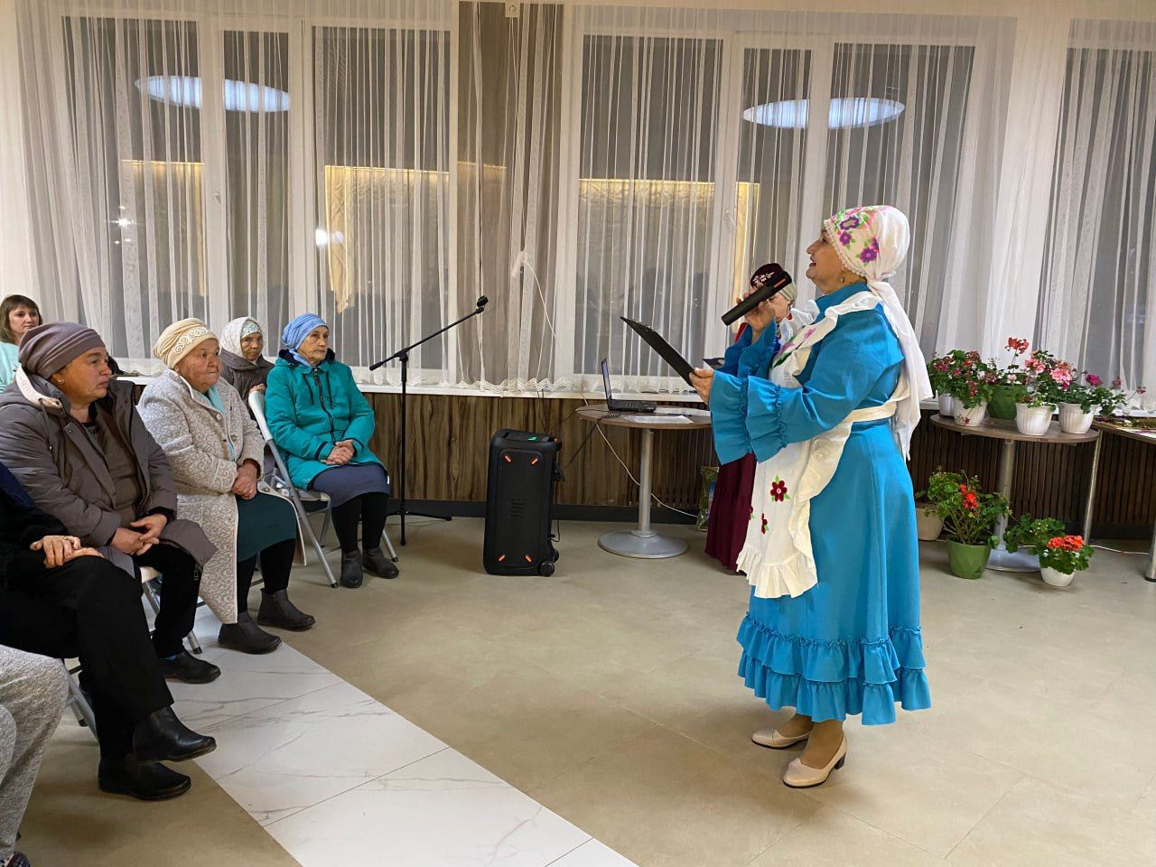 Тәрәз төбем саен яран гөл: Байлангар авылы мәдәният йортында гөл үстерүчеләр җыелды