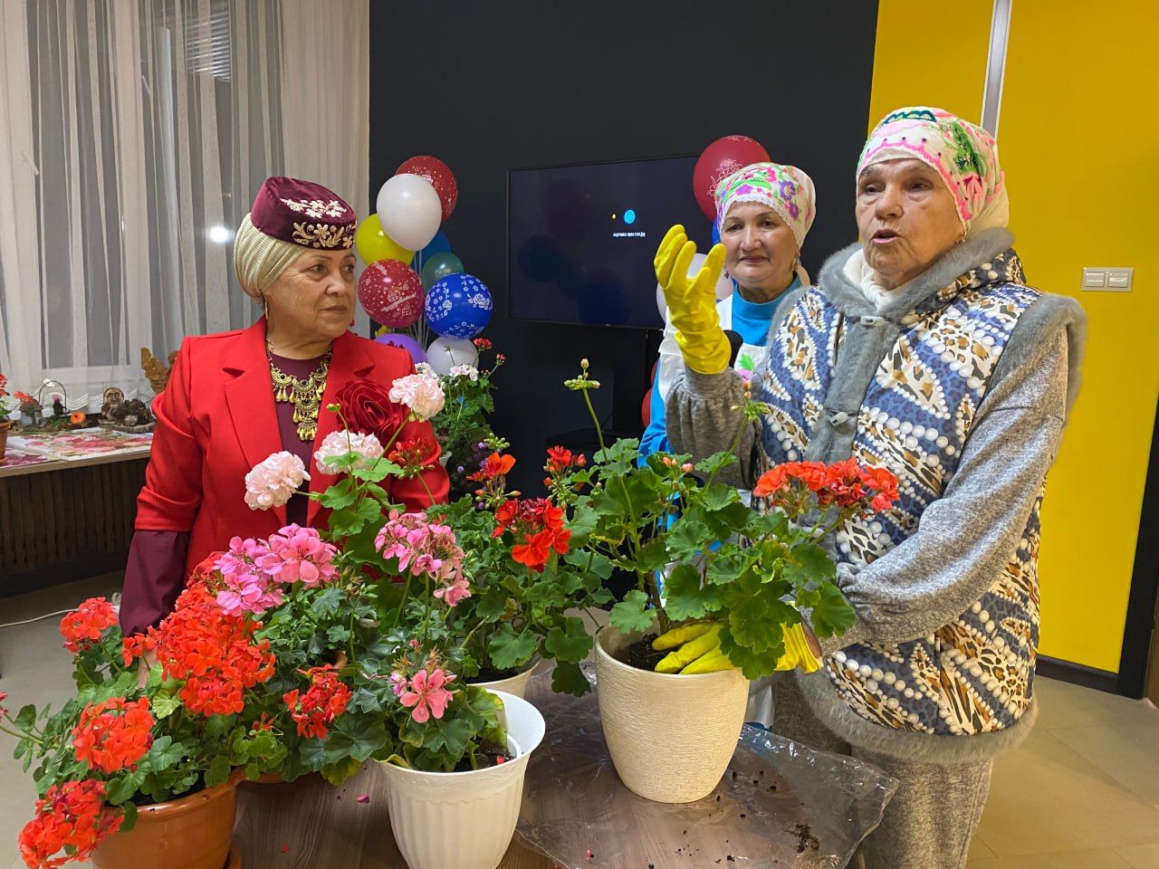 Тәрәз төбем саен яран гөл: Байлангар авылы мәдәният йортында гөл үстерүчеләр җыелды