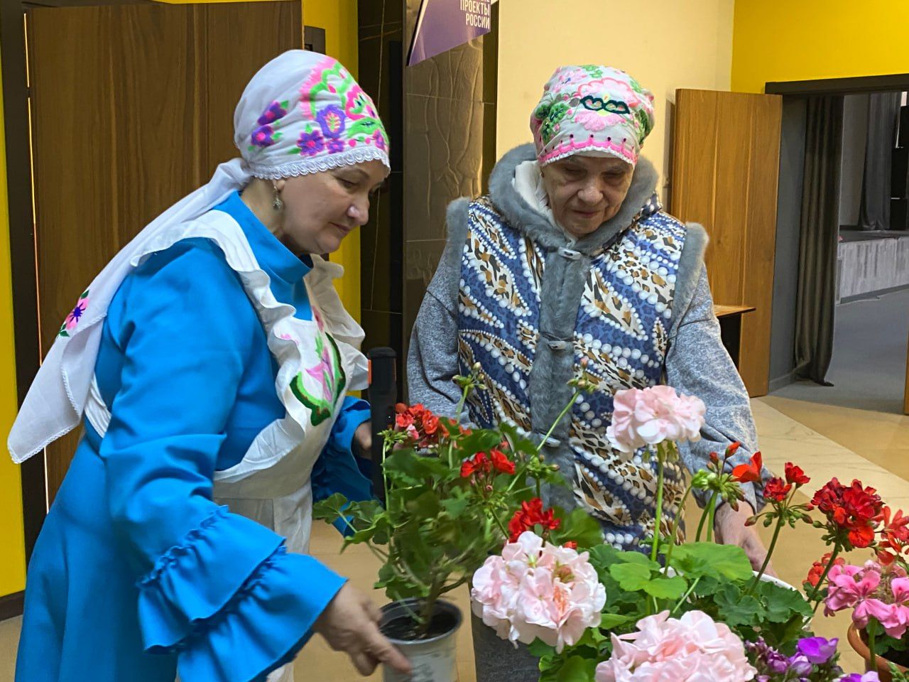 Тәрәз төбем саен яран гөл: Байлангар авылы мәдәният йортында гөл үстерүчеләр җыелды