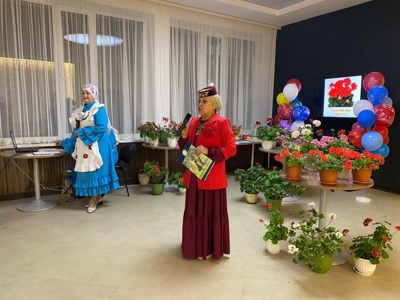 Тәрәз төбем саен яран гөл: Байлангар авылы мәдәният йортында гөл үстерүчеләр җыелды